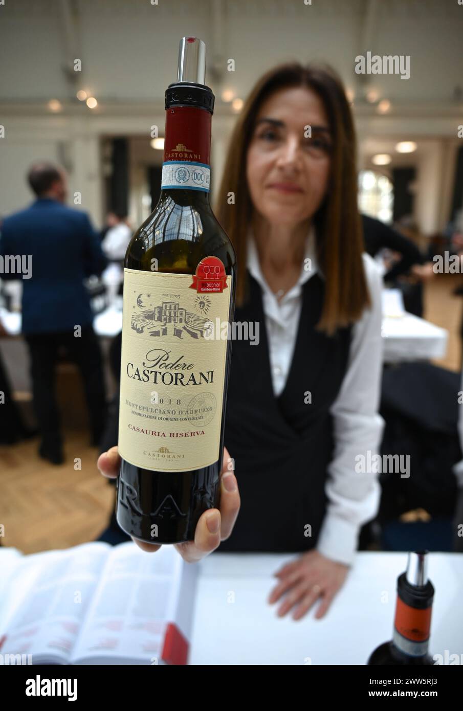 Gambero Rosso è tornato a Londra il 21 marzo 2024, presentando circa 40 delle cantine più prestigiose della produzione vinicola italiana! Durante la giornata, i professionisti del settore e della stampa del Regno Unito hanno avuto l'opportunità di degustare i migliori vini presentati in vini d'Italia 2024, una delle guide più autorevoli sul complesso mondo dei vini italiani. L'evento di Londra sarà caratterizzato anche da un'esclusiva masterclass, finalizzata ad acquisire una preziosa visione dei vini presenti all'evento. Foto Stock