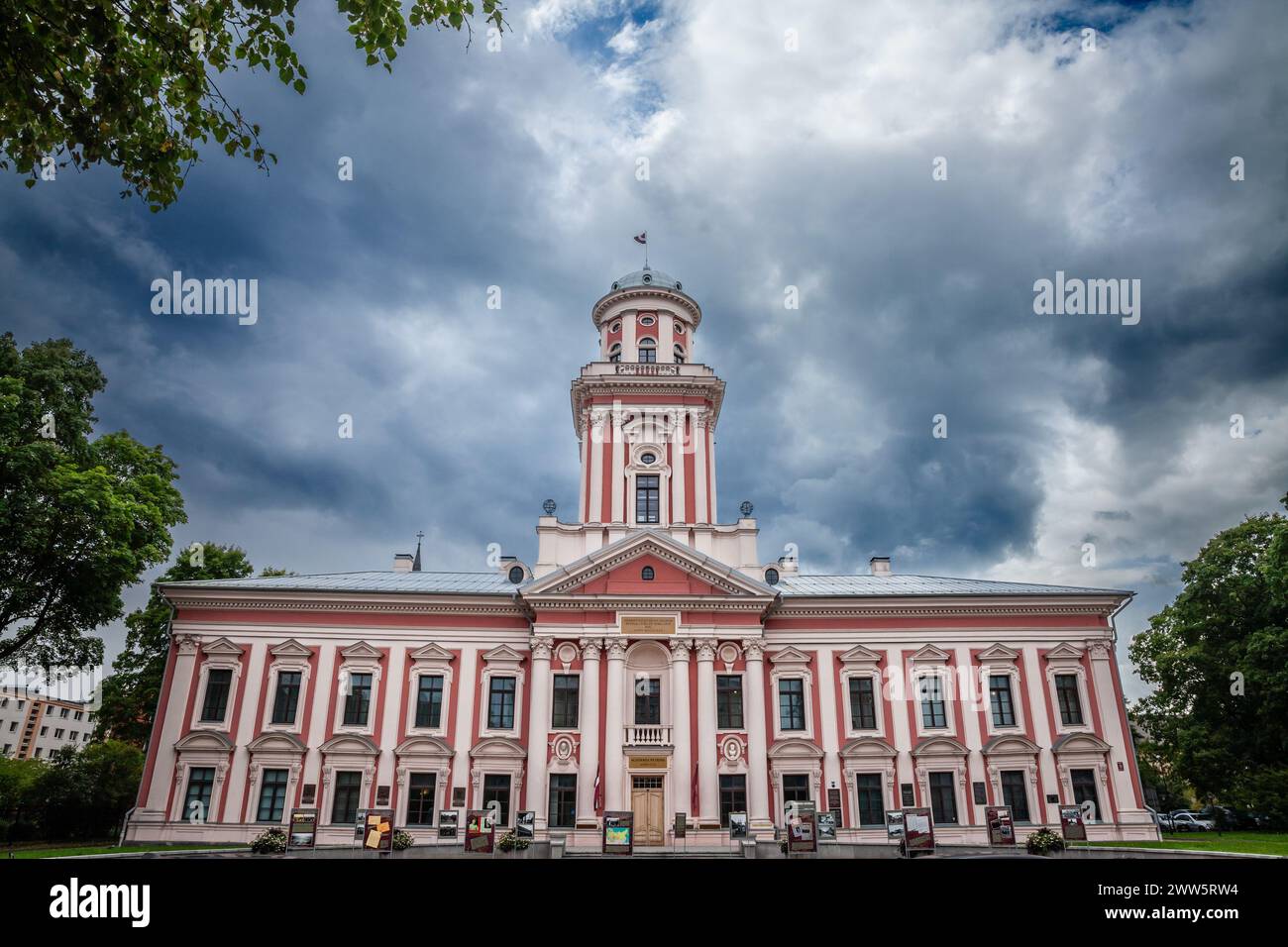 Immagine della facciata principale dell'Accademia Petrina su un cielo nuvoloso a Jelgava, Lettonia. Il Jelgava Gymnasium o Academia Petrina è la più antica formazione superiore Foto Stock