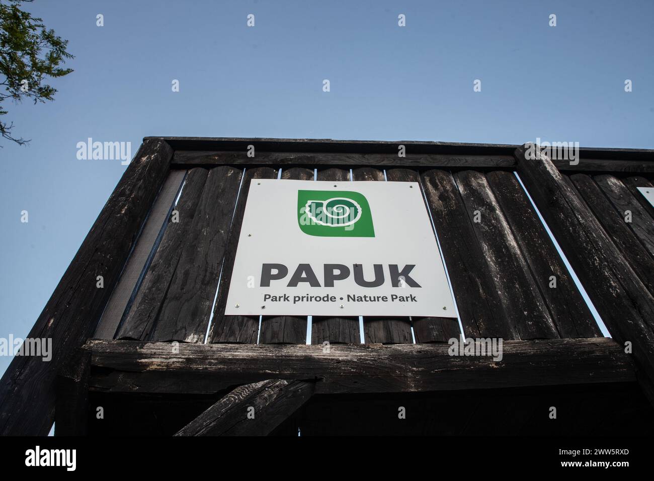 Immagine del logo del parco naturale papuk a Papuk, croazia. Papuk è la montagna più grande della regione della Slavonia, nella Croazia orientale, vicino alla città di Požega. Foto Stock