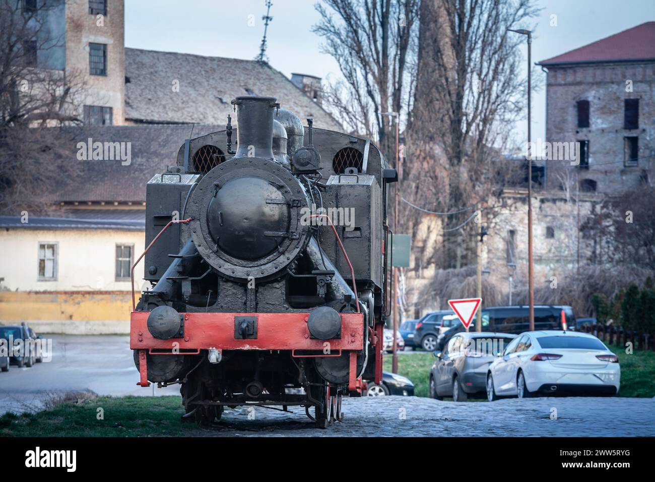 Immagine di una locomotiva a vapore serba in un cortile di una stazione ferroviaria abbandonata a Pancevo, in Serbia. Foto Stock