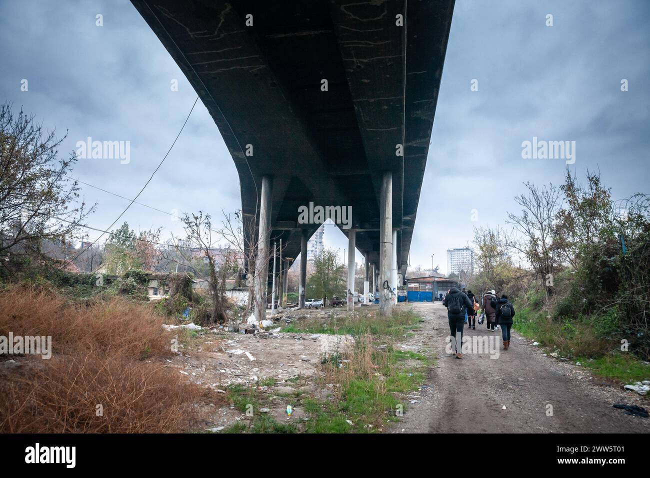 Immagine del fondo del Pancevacki Most, in decadenza, a Belgrado. Il ponte di Pančevo, noto anche come Pančevački Most, è un'infrastruttura significativa in Foto Stock