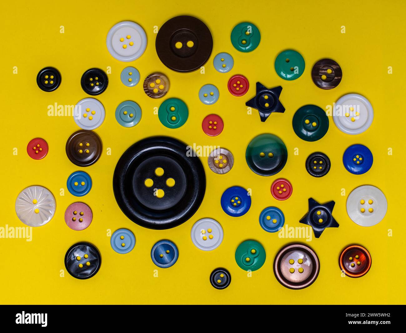 Botones corrientes de diversos tamaños, colores, formas y materiales Foto Stock