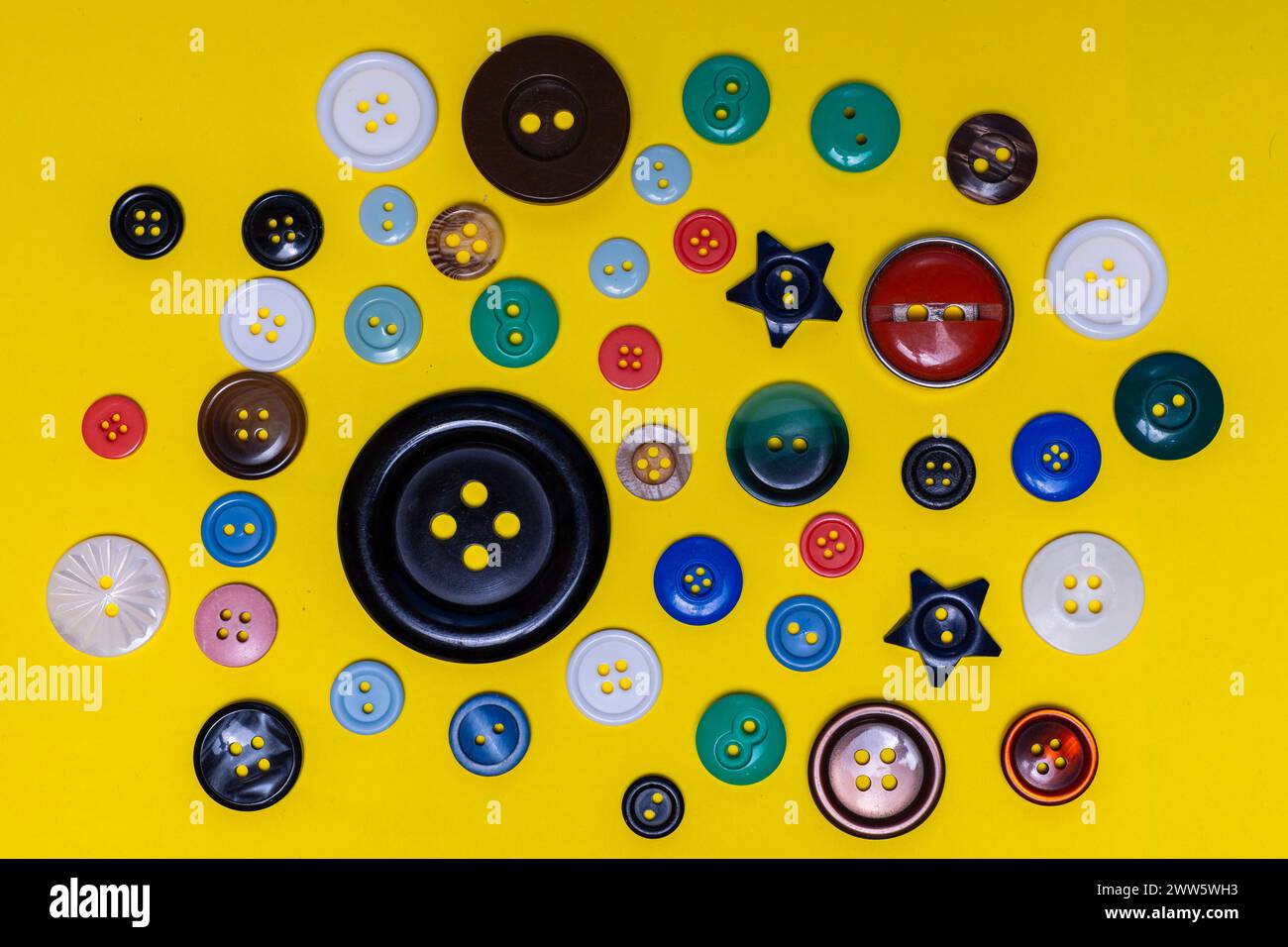 Botones corrientes de diversos tamaños, colores, formas y materiales Foto Stock