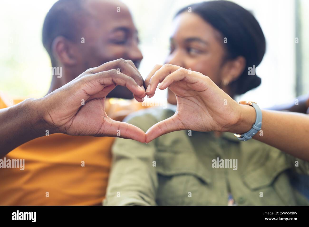 La coppia afroamericana forma un cuore con le mani Foto Stock