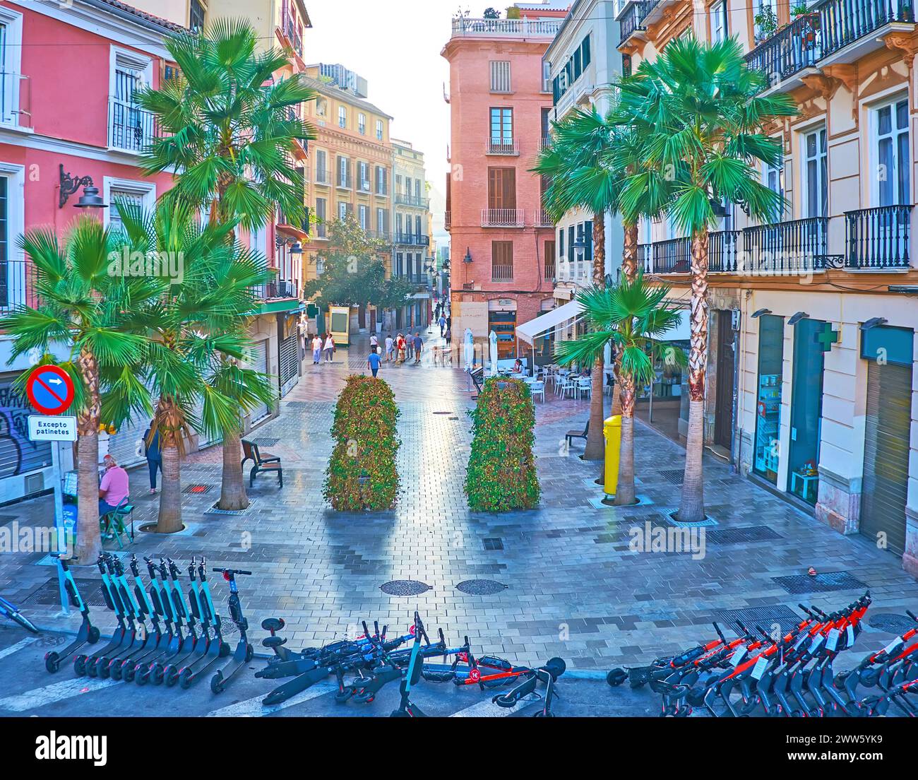 La mattina vuota Calle Puerta Nueva Street nel centro storico di Malaga, Spagna Foto Stock