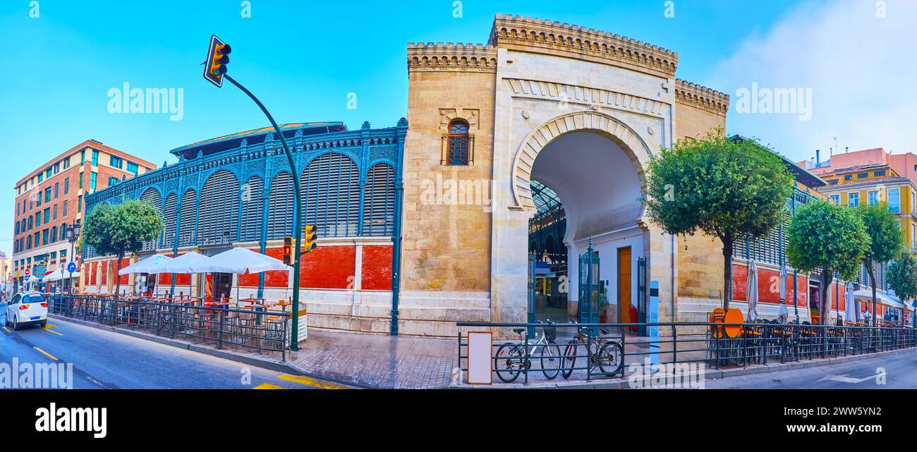 Panorama dell'edificio storico del mercato alimentare di Atarazanas con cancello medievale ad arco, Malaga, Spagna Foto Stock