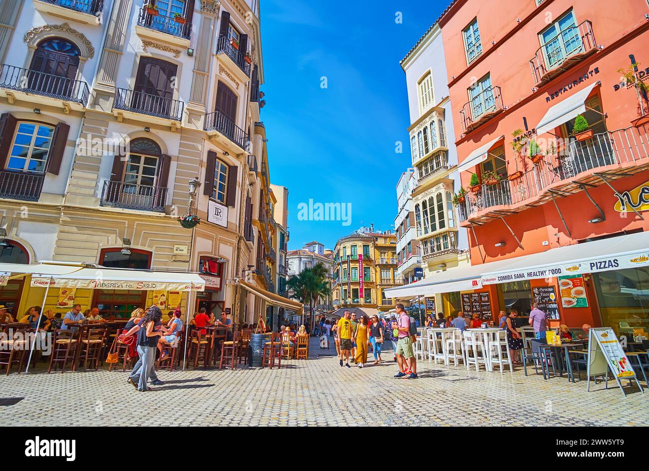 MALAGA, SPAGNA - 28 SETTEMBRE 2019: L'affollata piazza Plaza del Siglo con famosi bar e ristoranti di tapas, Malaga, Spagna Foto Stock