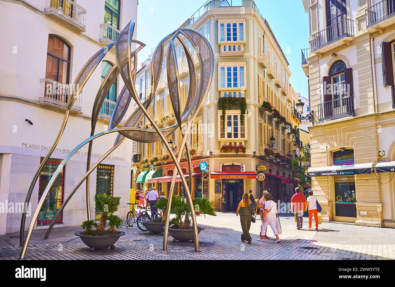 MALAGA, SPAGNA - 28 SETTEMBRE 2019: La moderna scultura di Panta Rei, situata sulla piazza dello shopping Plaza del Siglo della città vecchia, Malaga, Spagna Foto Stock