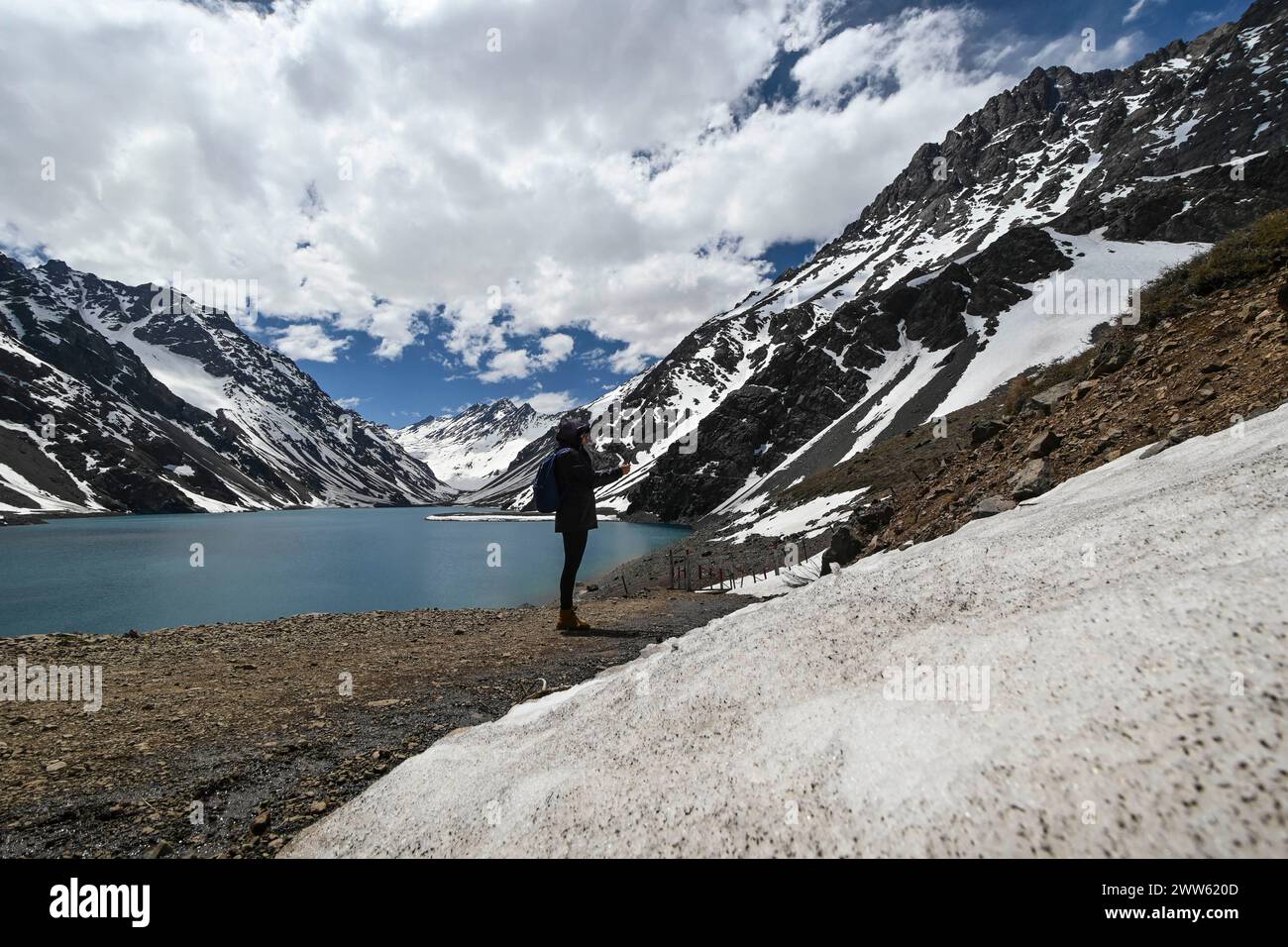 Laguna del Inca è un lago nella regione di Cordillera, Cile, vicino al confine con l'Argentina. Il lago si trova nella regione del Portillo: Paesaggio incredibile, b Foto Stock