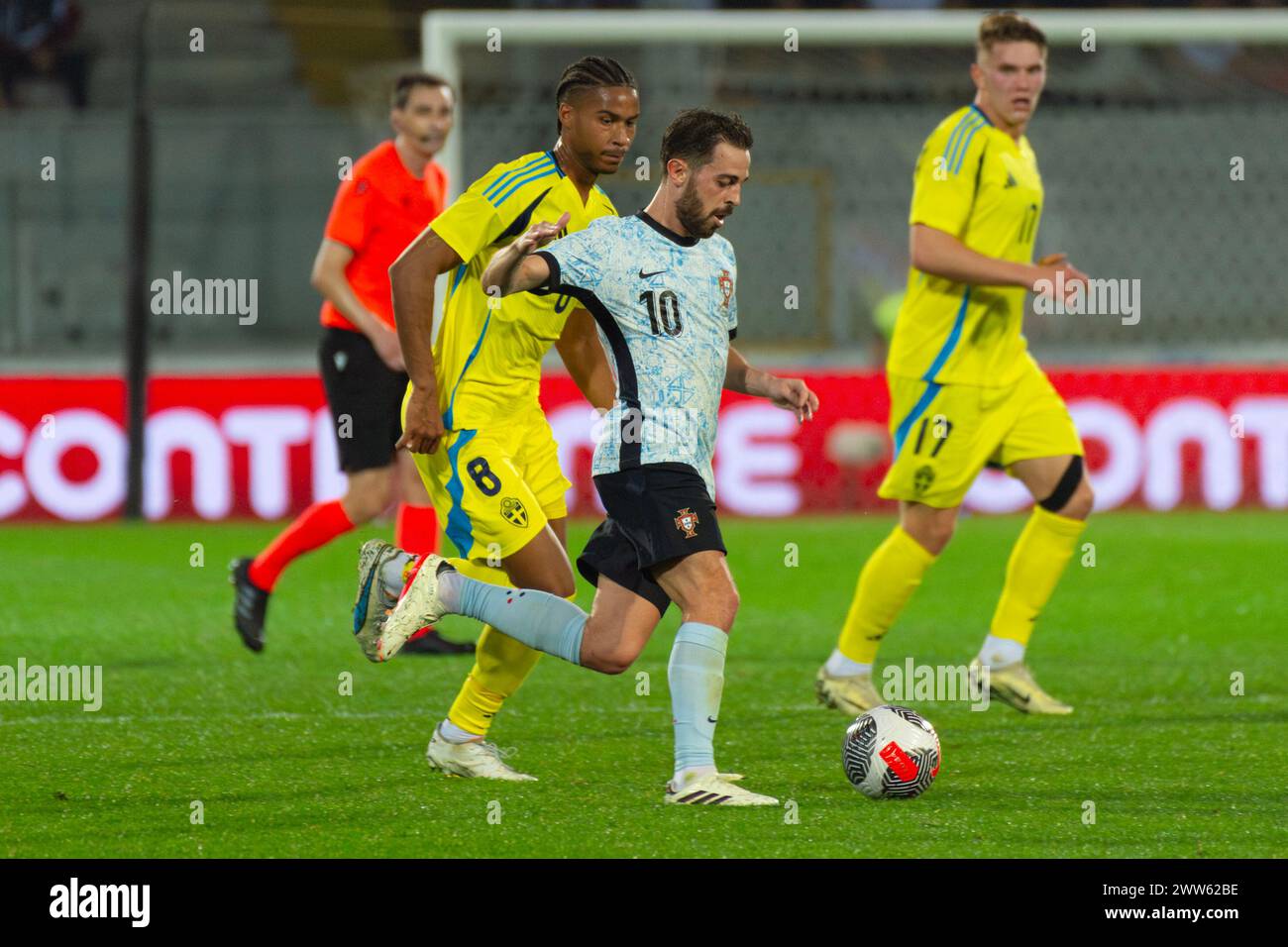 Guimaraes, Portogallo. 21 marzo 2024. Bernardo Silva corre con il pallone durante l'amichevole tra Portogallo 5 e Svezia 2 allo stadio D. Afonso Henriques di Guimaraes il 21 marzo 2024 (Jose Salgueiro/SPP) (Jose Salgueiro/SPP) credito: SPP Sport Press Photo. /Alamy Live News Foto Stock