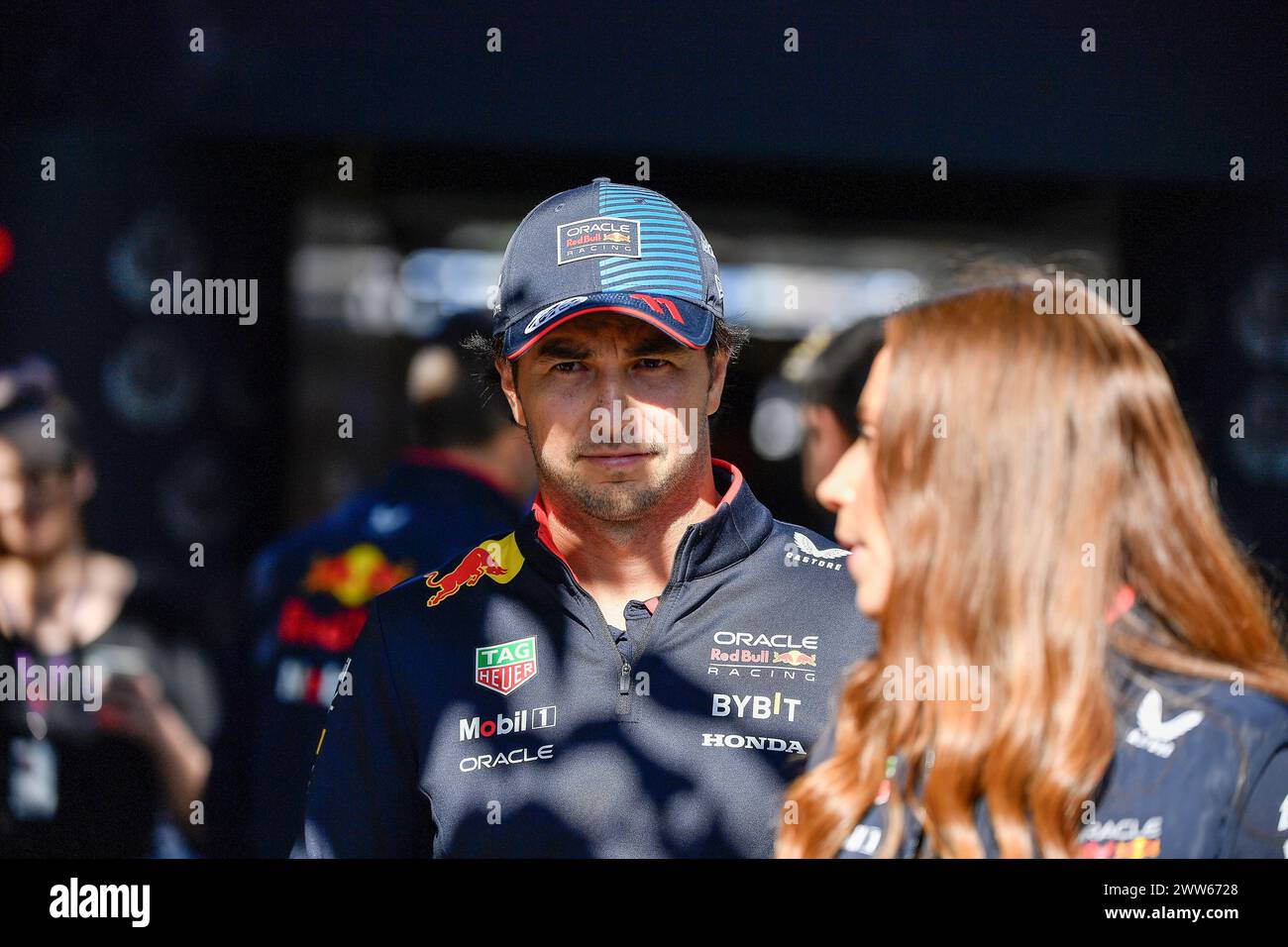 MELBOURNE, AUSTRALIA, 25 febbraio 2024. Nella foto:11 Sergio Pérez (mex) Oracle Red Bull Racing nel paddock del FIA Formula 1 Rolex Australian Grand Prix 2024 3° round dal 22 al 24 marzo all'Albert Park Street Circuit di Melbourne, Australia. Crediti: Karl Phillipson/Alamy Live News Foto Stock