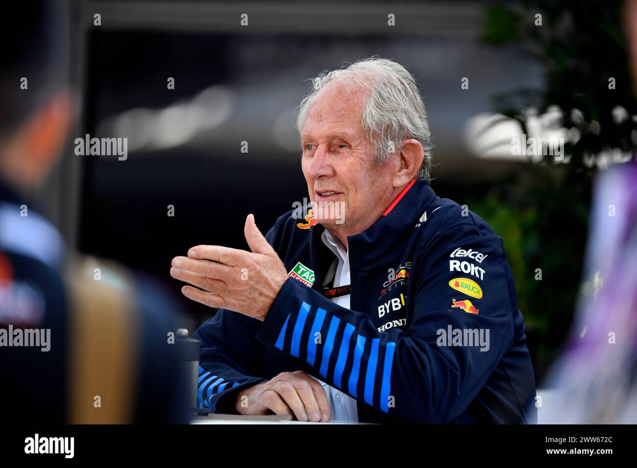 MELBOURNE, AUSTRALIA, 25 febbraio 2024. Nella foto: Helmut Marko, attuale direttore dei team di Formula 1 Red Bull, e capo del programma di sviluppo piloti Red Bull nel paddock al terzo round del Rolex Australian Grand Prix 2024 FIA Formula 1 dal 22 al 24 marzo presso l'Albert Park Street Circuit di Melbourne, Australia. Crediti: Karl Phillipson/Alamy Live News Foto Stock