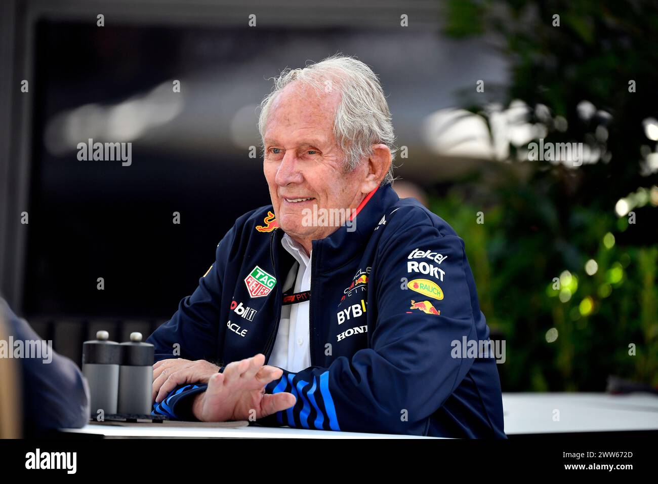 MELBOURNE, AUSTRALIA, 25 febbraio 2024. Nella foto: Helmut Marko, attuale direttore dei team di Formula 1 Red Bull, e capo del programma di sviluppo piloti Red Bull nel paddock al terzo round del Rolex Australian Grand Prix 2024 FIA Formula 1 dal 22 al 24 marzo presso l'Albert Park Street Circuit di Melbourne, Australia. Crediti: Karl Phillipson/Alamy Live News Foto Stock