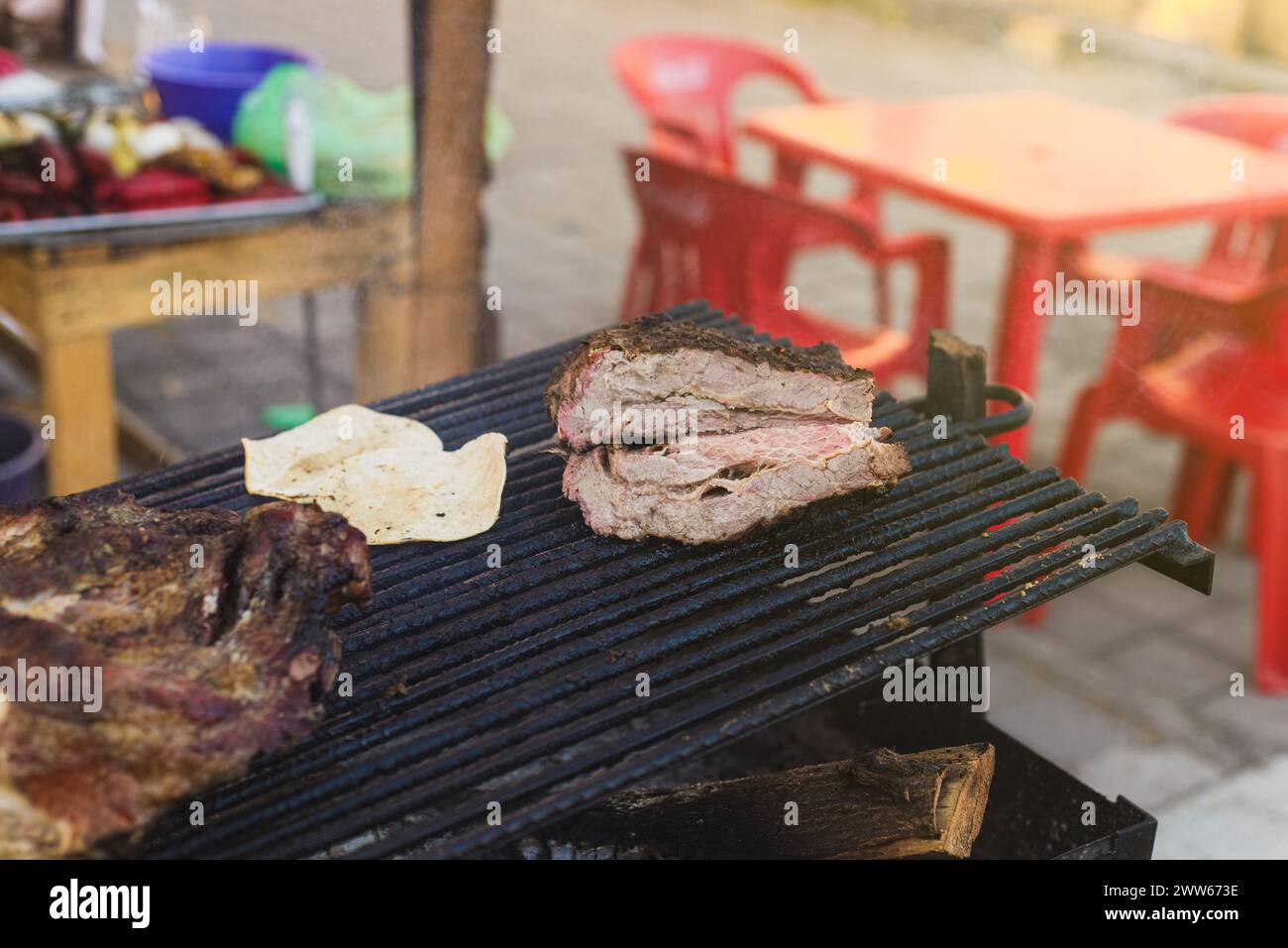 Carne alla griglia su una griglia rustica in Messico. Bancarelle di carne alla griglia. Foto Stock