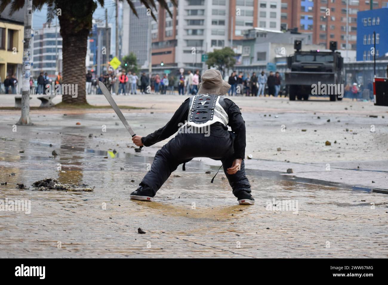 Bogotà, Colombia. 21 marzo 2024. I manifestanti si scontrano con la polizia antisommossa colombiana "UNDEMO" precedentemente nota come (ESMAD) dopo che l'università nazionale colombiana ha assegnato un nuovo rettore, a Bogotà, il 21 marzo 2024. Foto di: Cristian Bayona/Long Visual Press credito: Long Visual Press/Alamy Live News Foto Stock