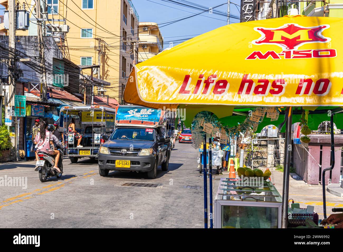 Traffico diurno, persone, edifici a Soi Buakhao, Pattaya, Thailandia Foto Stock