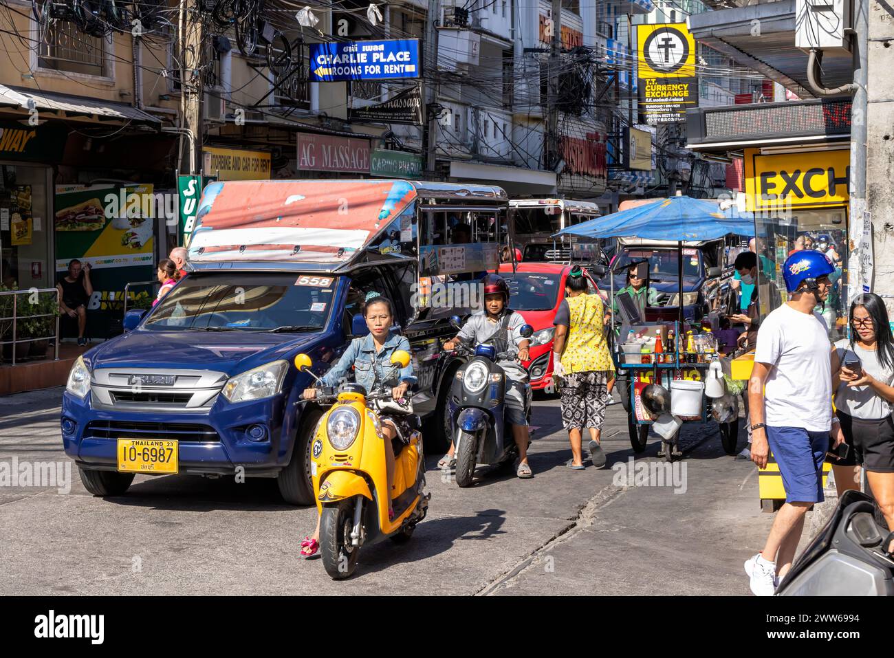 Traffico diurno, persone, edifici a Soi Buakhao, Pattaya, Thailandia Foto Stock