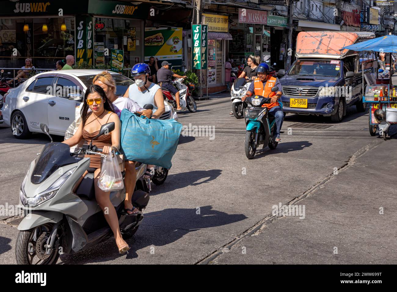 Traffico diurno, persone, edifici a Soi Buakhao, Pattaya, Thailandia Foto Stock