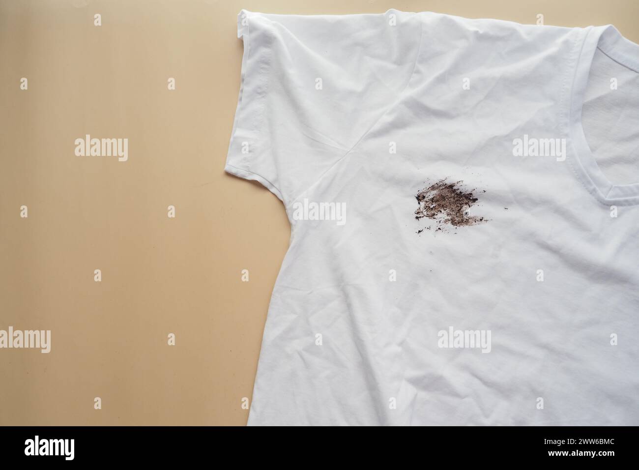 camicia sporca di colore bianco, che mostra la macchia Foto Stock