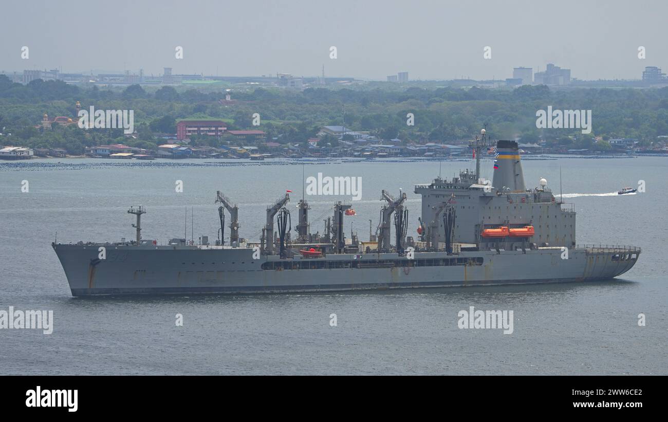 USNS John Ericsson (T-AO-194), una nave di rifornimento della classe Henry J. Kaiser transita nello stretto. Foto Stock