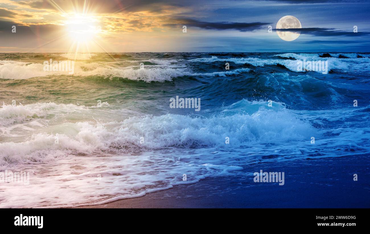 vista sul mare al solstizio d'estate. onde marine che si infrangono sotto un cielo con sole e luna. concetto di cambiamento di orario diurno e notturno Foto Stock