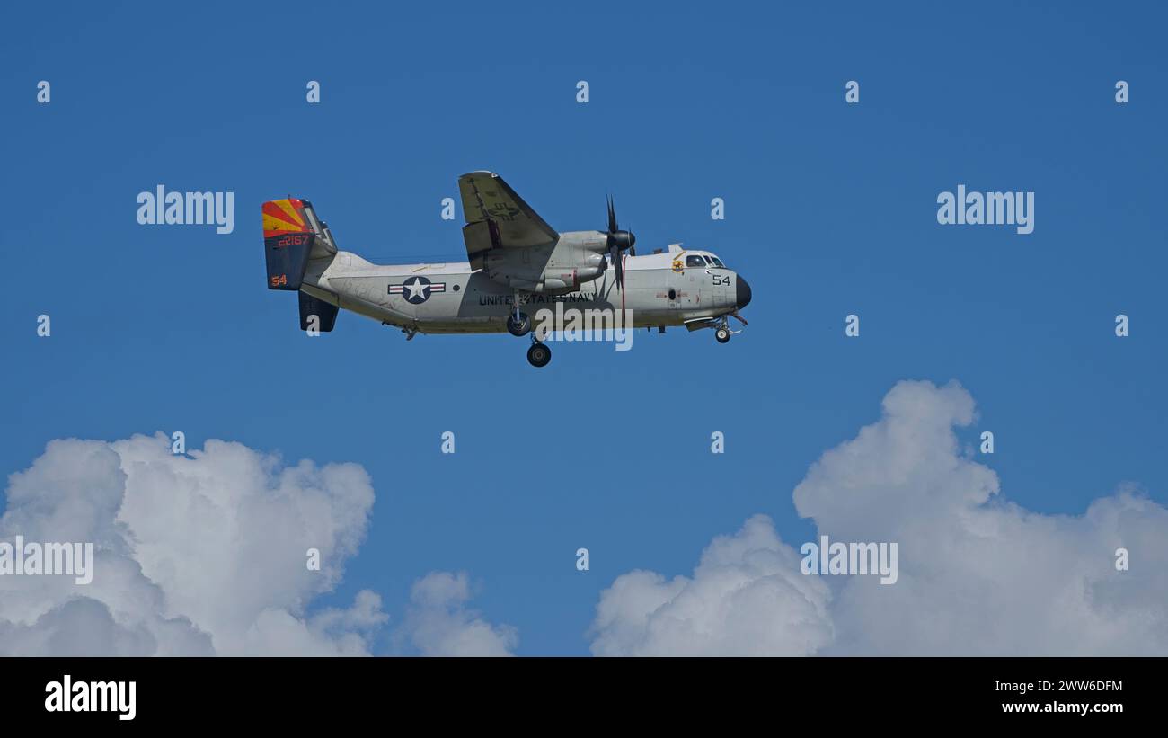 Il C-2A VRC-40 Rawhides della Marina DEGLI STATI UNITI servirà la USS Theodore Roosevelt mentre il V-22 Osprey è stato messo a terra. Foto Stock
