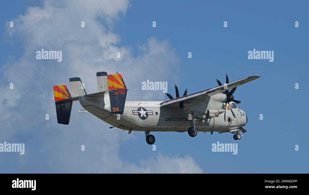 Il C-2A VRC-40 Rawhides della Marina DEGLI STATI UNITI servirà la USS Theodore Roosevelt mentre il V-22 Osprey è stato messo a terra. Foto Stock