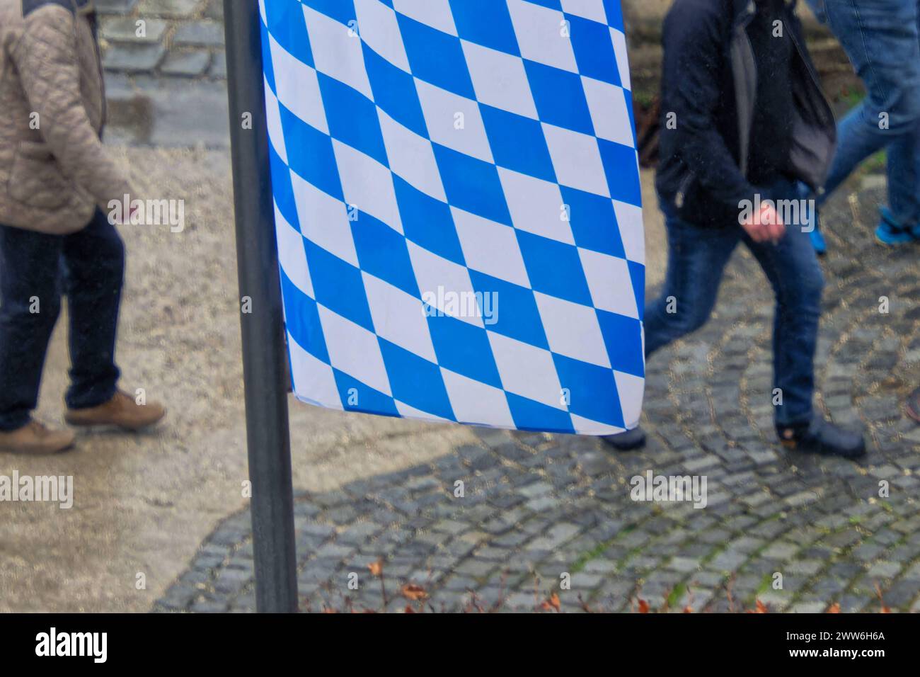 Füsse e Fahne. Fußgänger gehen an der bayerischen Rautenfahne vorbei. München Bayern Deutschland *** piedi e bandiera pedonali camminano oltre la bandiera bavarese di diamanti Monaco Baviera Germania Copyright: XRolfxPossx Foto Stock