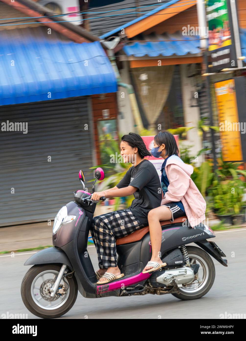 Provincia di Mae Hong Son, Thailandia settentrionale - 10 aprile 2023: Uno strano spettacolo da vedere, forse, nei paesi occidentali. Ma in Asia la moto è un modo popolare Foto Stock