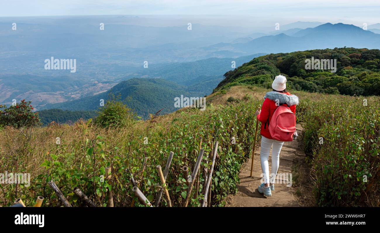 Escursionista asiatica in montagna. Viaggia a Chiang mai in Thailandia Foto Stock