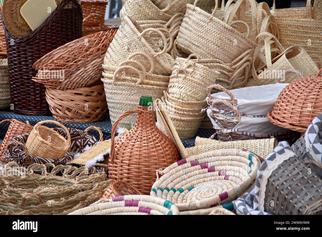 Cesti tradizionali fatti a mano con bambù e vimini in vendita al mercato di Barcelos in Portogallo Foto Stock