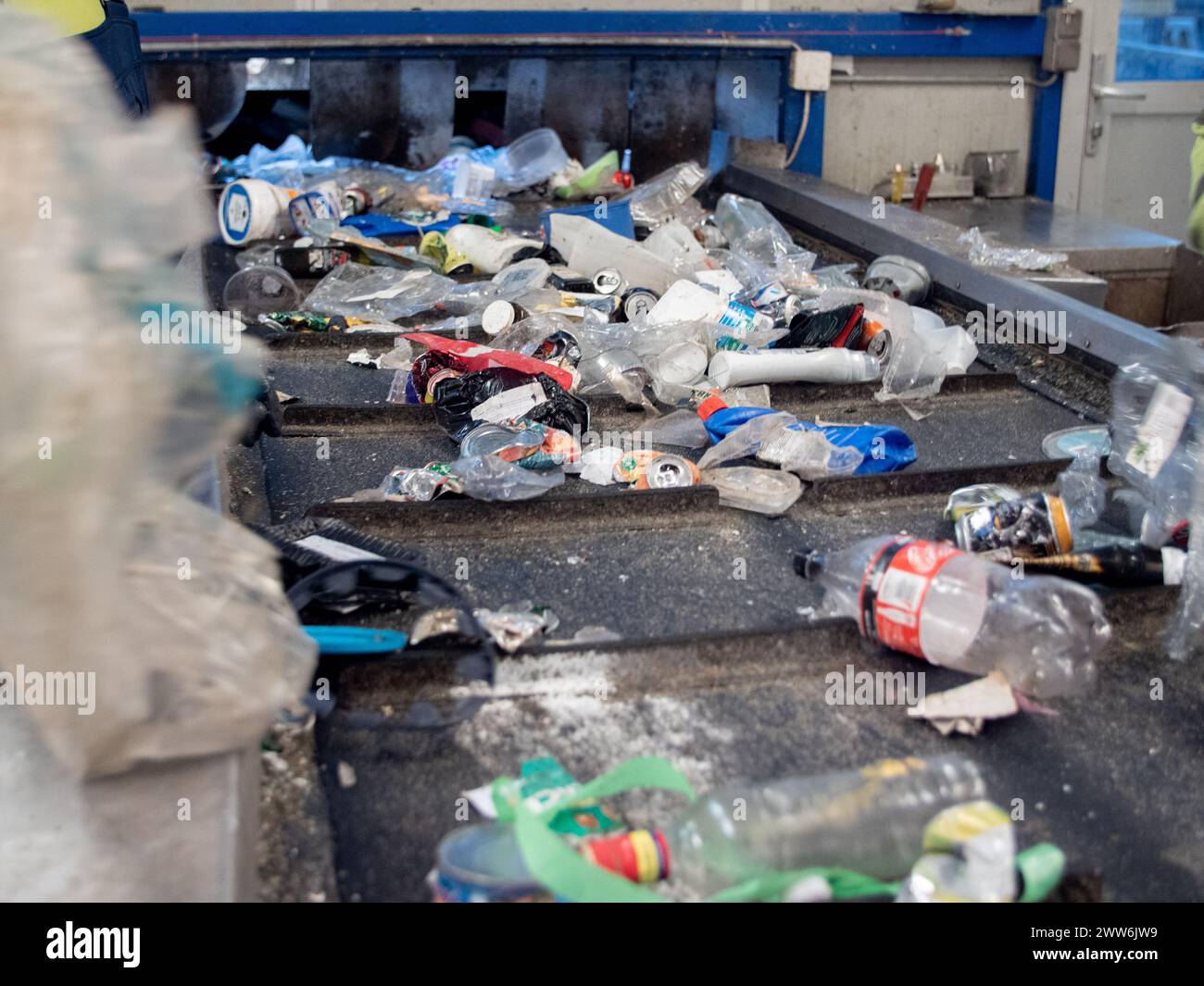 nastro trasportatore con immondizia in un impianto di gestione dei rifiuti Foto Stock