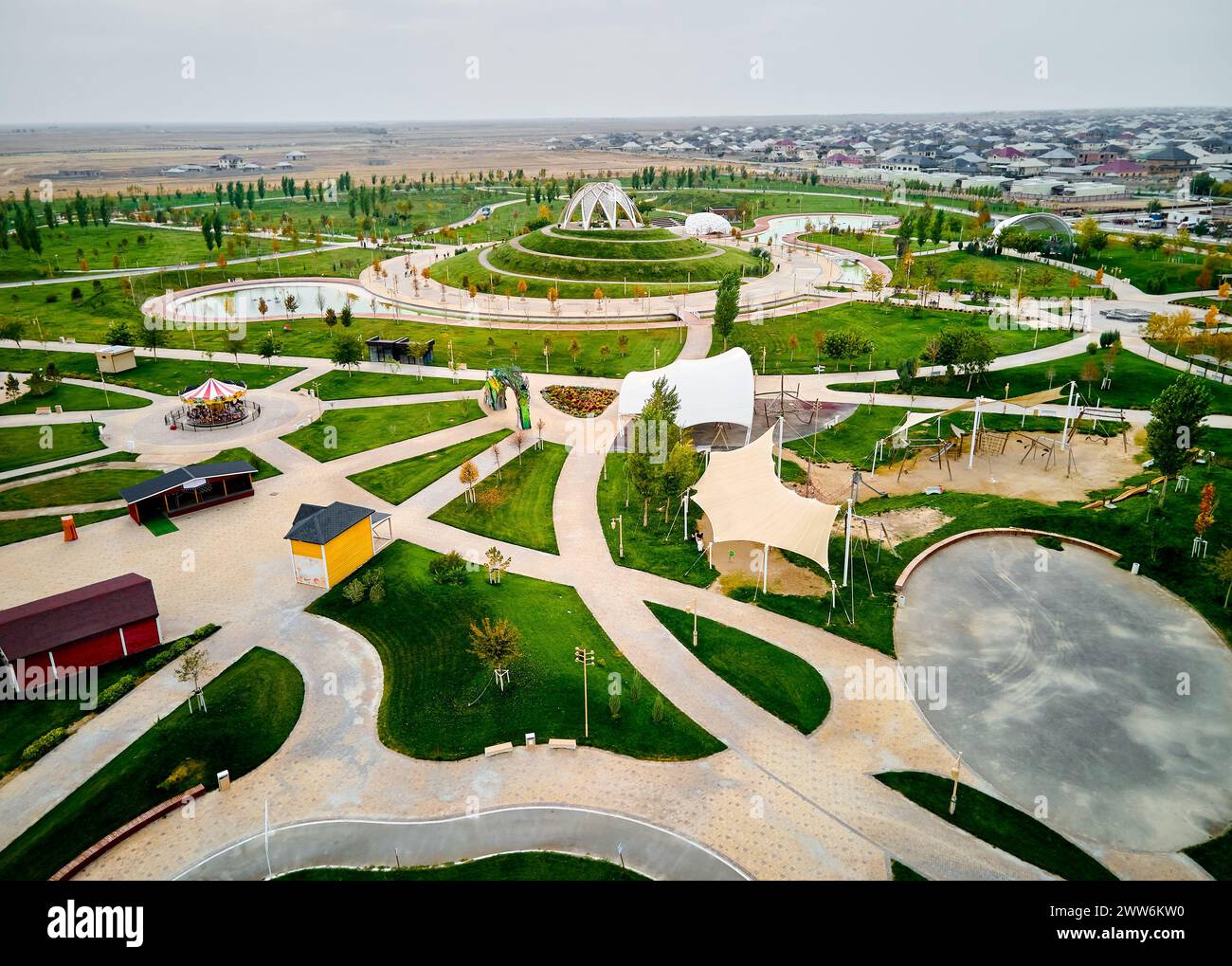 Parco ricreativo con tiro a droni aereo Zhibek Zholy ART in Turkestan, Kazakistan Foto Stock