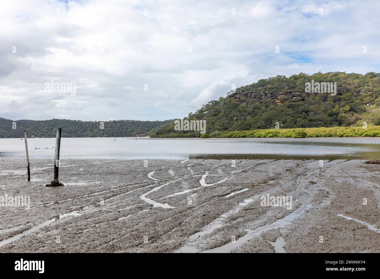 Australia, Hawkesbury River nel nuovo Galles del Sud, visto dal sobborgo di Mooney Mooney sulla costa centrale con la bassa marea, Australia, 2024 Foto Stock