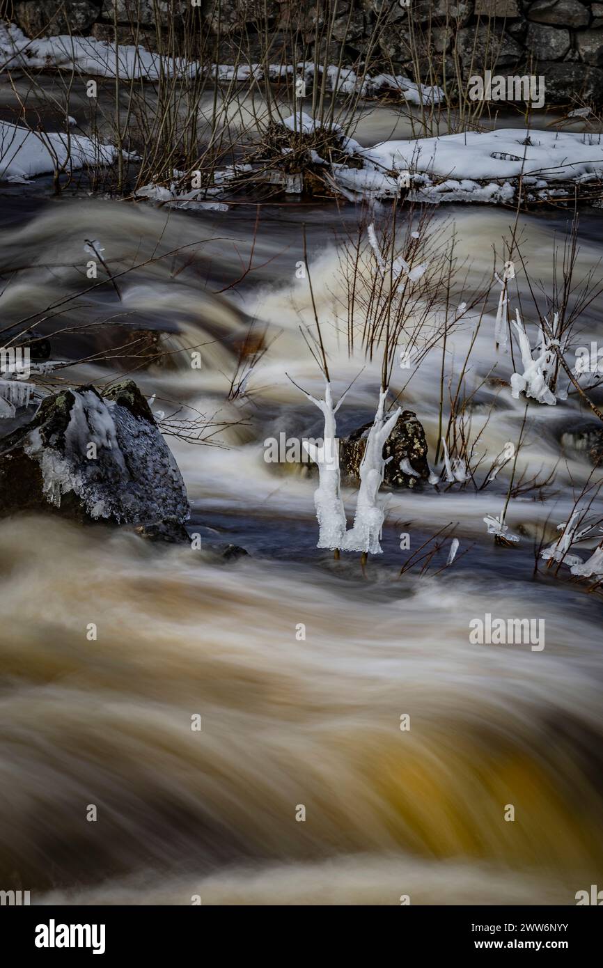 Le porte della diga si aprono sul lago Vasman a Ludvika, in Svezia, a causa delle inondazioni di neve Foto Stock