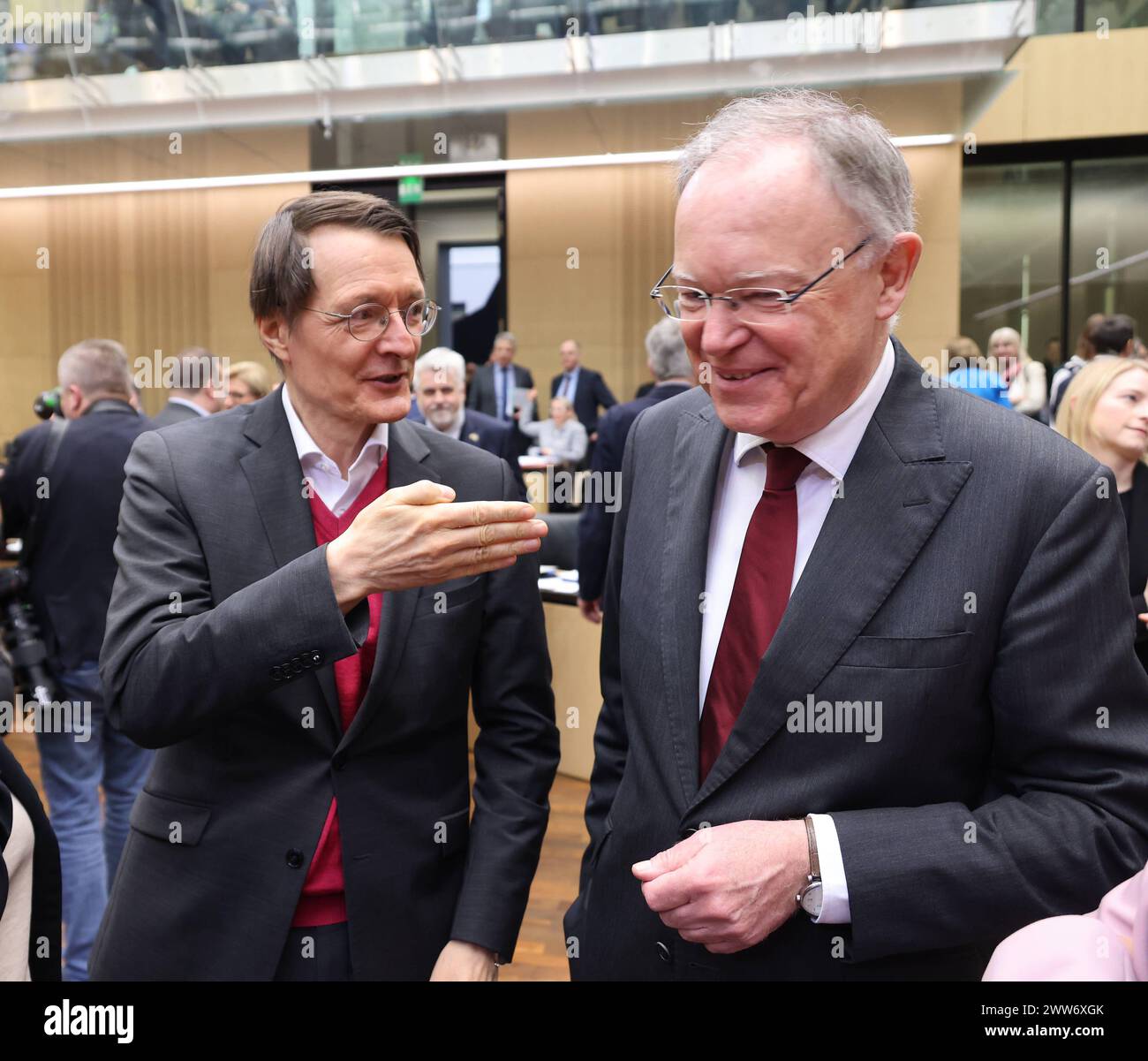 Bundesrat zu Cannabis 22.03.2024, Germania, Bundesrat, Bundesratssitzung zu Cannabis Gesetz, mit Karl Lauterbach, Bundesminister fuer Gesundheit und Ministerpraesident Stephan Weil, dabei bietet er eine Haarprobe an. Berlino Berlino Germania *** Bundesrat sulla cannabis 22 03 2024, Germania, Bundesrat, riunione del Bundesrat sulla legge sulla cannabis, con Karl Lauterbach, Ministro federale della salute e Ministro Presidente Stephan Weil, offrendo un campione di capelli Berlino Berlino Germania Foto Stock