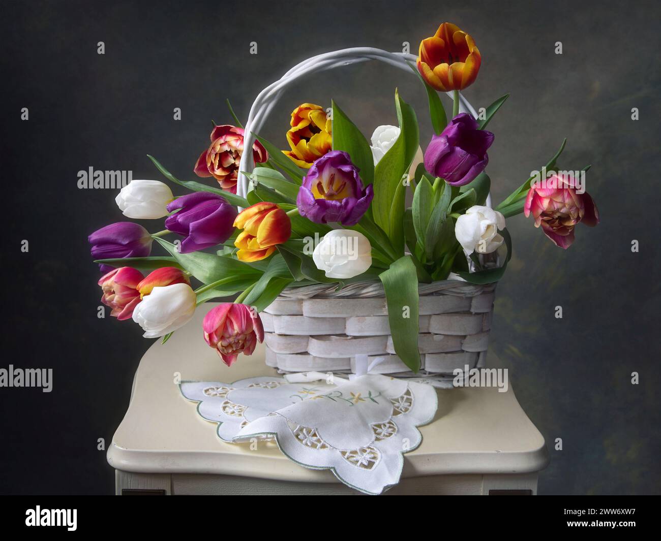 Tavolo con bouquet di tulipani Foto Stock