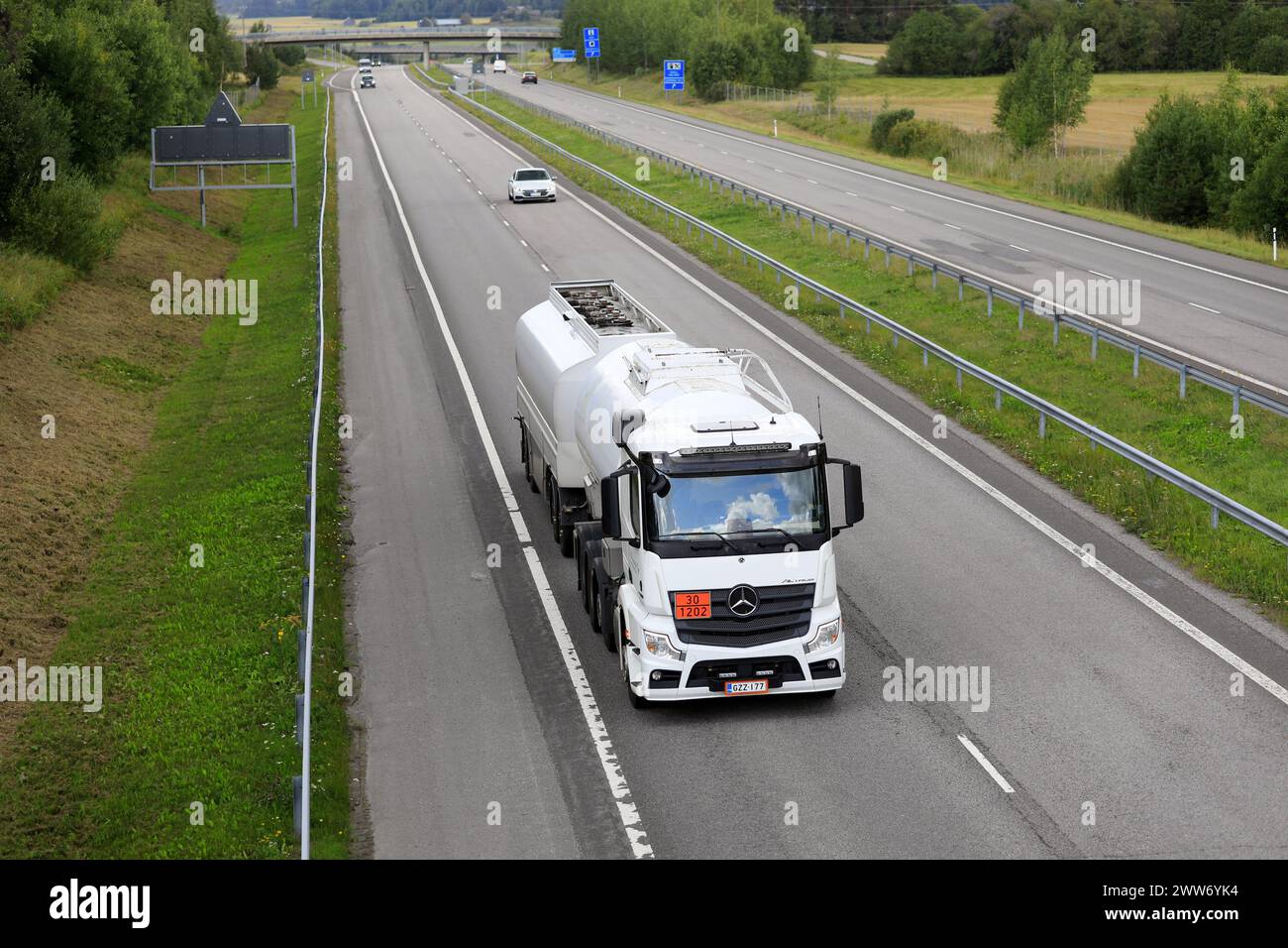 Il rimorchio cisterna bianco Mercedes-Benz Actros trasporta gasolio, codice ADR 30-1202, in autostrada in estate. Salo, Finlandia. 24 agosto 2023. Foto Stock