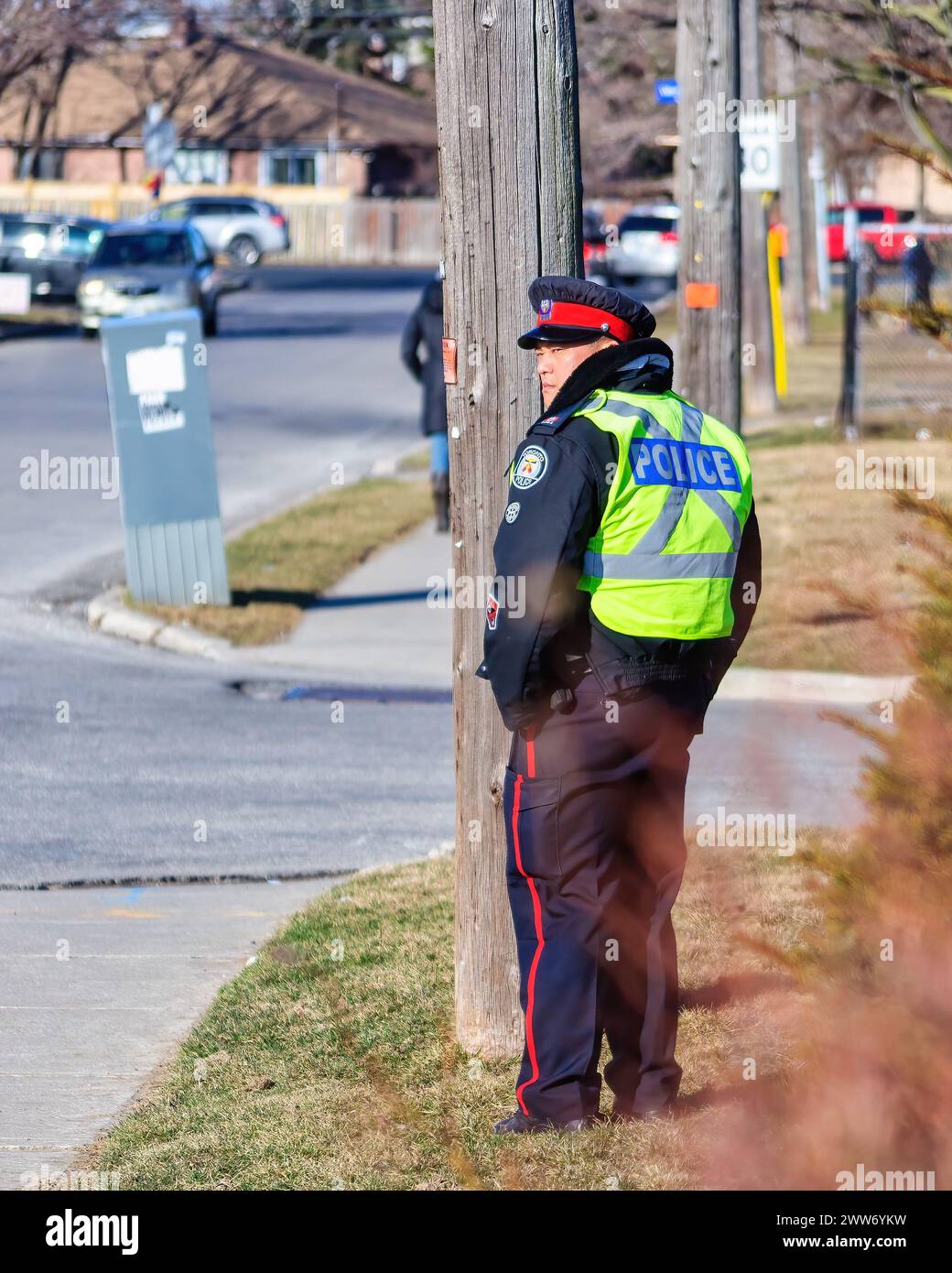 Agente di polizia di Toronto in attesa di violazioni delle regole del traffico, Toronto, Canada Foto Stock