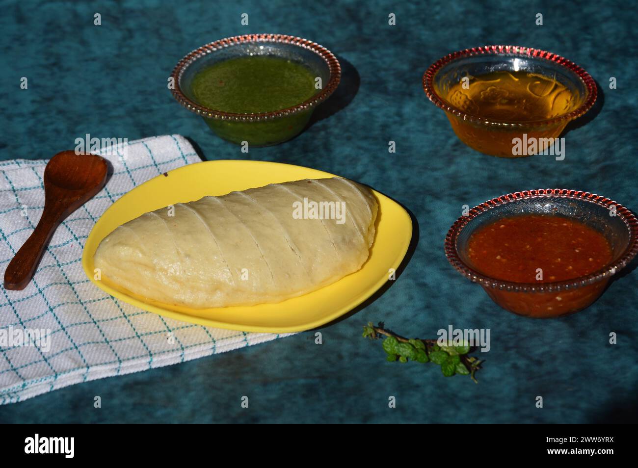 Piatto speciale Himachal Pradesh Siddu. Si tratta di un pane di farina di grano al vapore ripieno di lenticchie a grammo nero, frutta secca, semi di papavero, noci, ecc. Foto Stock