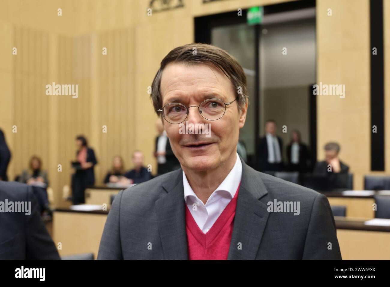 Bundesrat zu Cannabis 22.03.2024, Germania, Bundesrat, Bundesratssitzung zu Cannabis Gesetz, mit Karl Lauterbach, Bundesminister fuer Gesundheit und Ministerpraesident Stephan Weil, dabei bietet er eine Haarprobe an. Berlino Berlino Germania *** Bundesrat sulla cannabis 22 03 2024, Germania, Bundesrat, riunione del Bundesrat sulla legge sulla cannabis, con Karl Lauterbach, Ministro federale della salute e Ministro Presidente Stephan Weil, offrendo un campione di capelli Berlino Berlino Germania Foto Stock