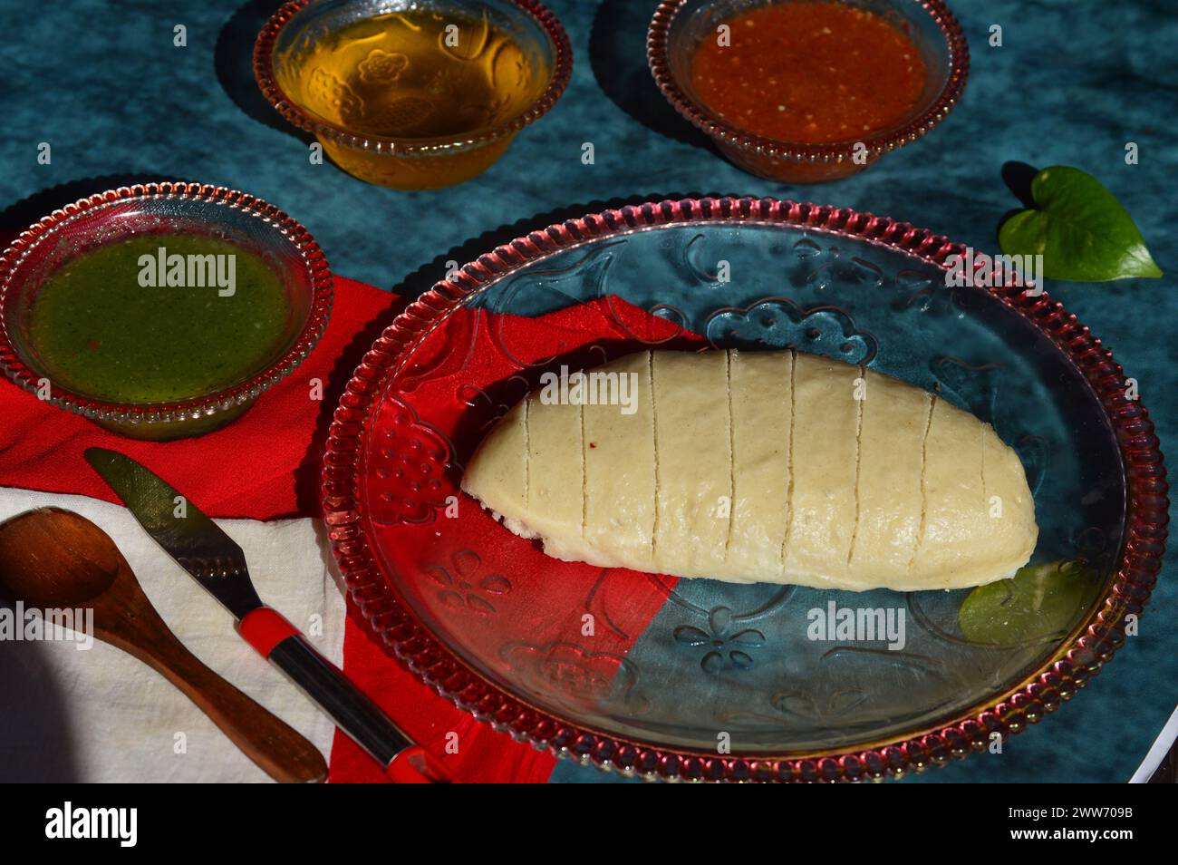 Piatto speciale Himachal Pradesh Siddu. Si tratta di un pane di farina di grano al vapore ripieno di lenticchie a grammo nero, frutta secca, semi di papavero, noci, ecc. Foto Stock