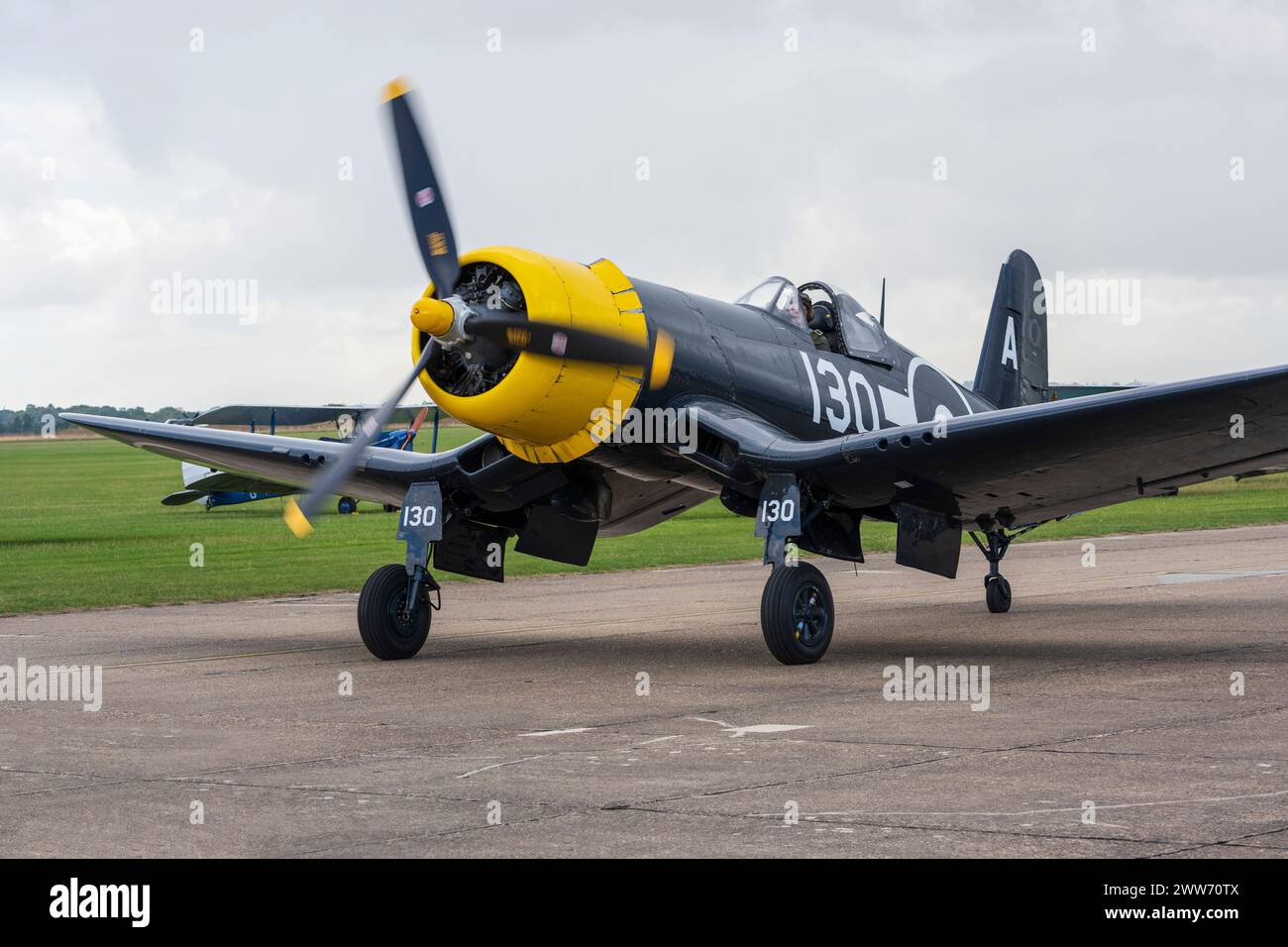 Goodyear Corsair FG-1D taxiing dopo aver finito di volare al Duxford Battle of Britain Air Show 2022, Duxford Airfield, Cambridgeshire, Inghilterra Regno Unito Foto Stock