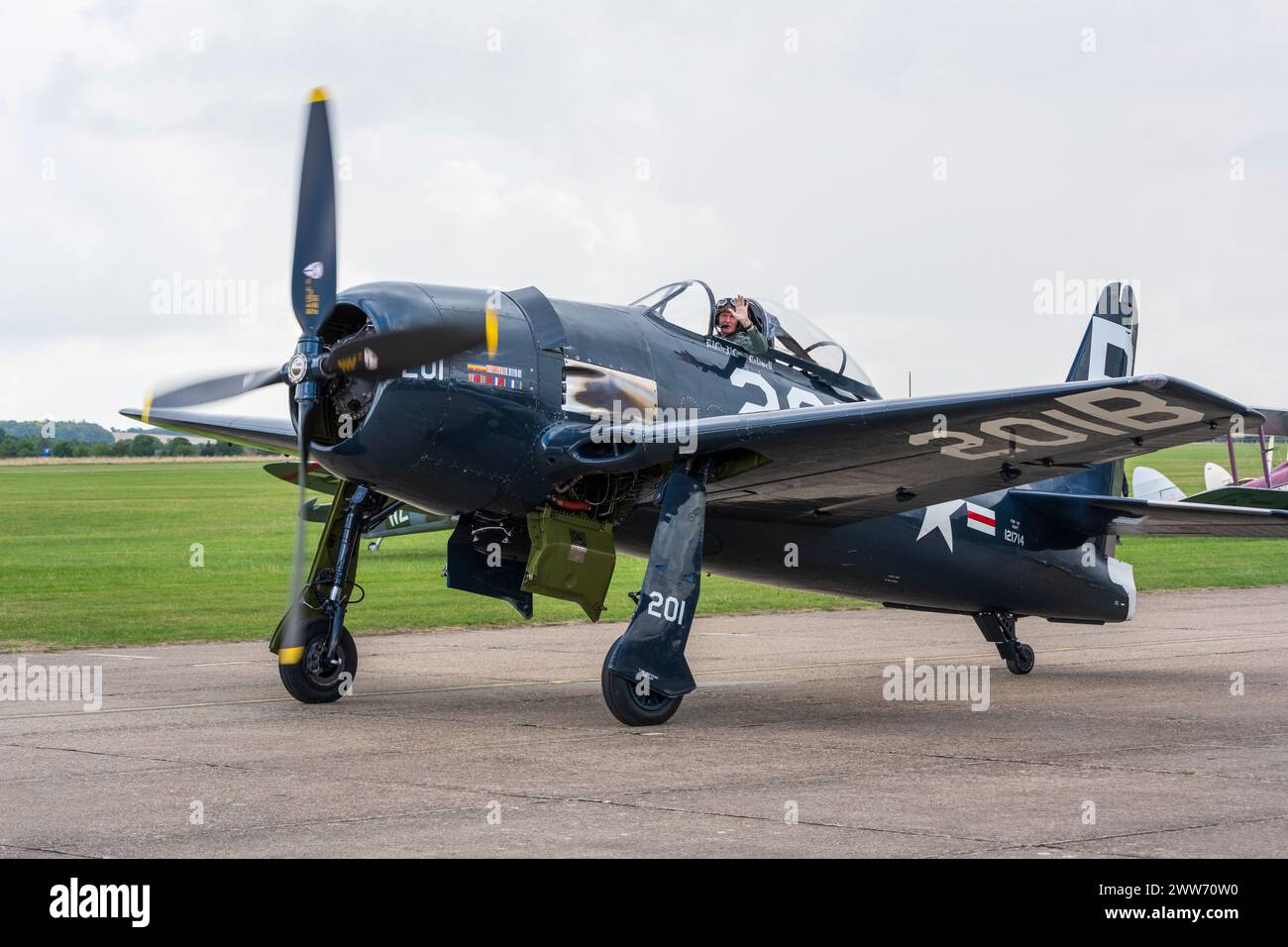 Grumman F8F Bearcat taxiing dopo aver completato l'esibizione di volo al Duxford Battle of Britain Air Show 2022, Duxford Airfield, Cambridgeshire, Inghilterra, Regno Unito Foto Stock