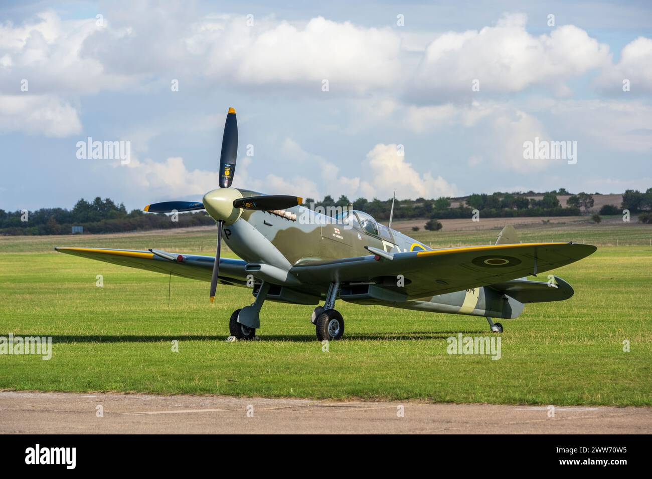 Supermarine Spitfire Mk HF IX TD314 “St George” G-CGYJ al Duxford Battle of Britain Air Show 2022, Duxford Airfield, Cambridgeshire, Inghilterra, Regno Unito Foto Stock