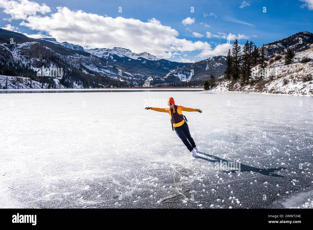 Pattinaggio su ghiaccio selvaggio femminile su Un lago ghiacciato in Colorado Foto Stock