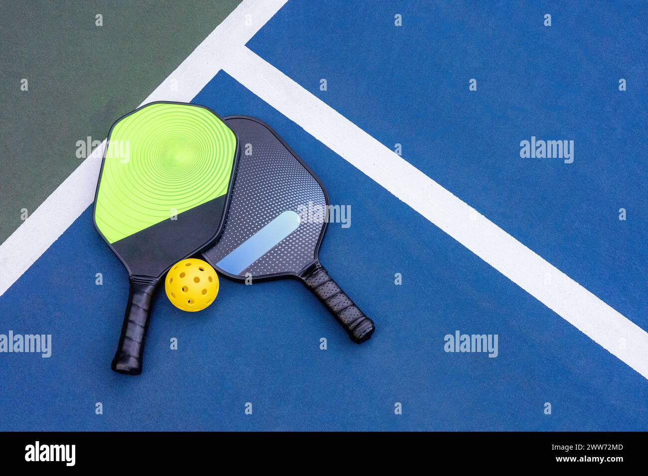 Un Pickleball Racquet sul campo blu Foto Stock