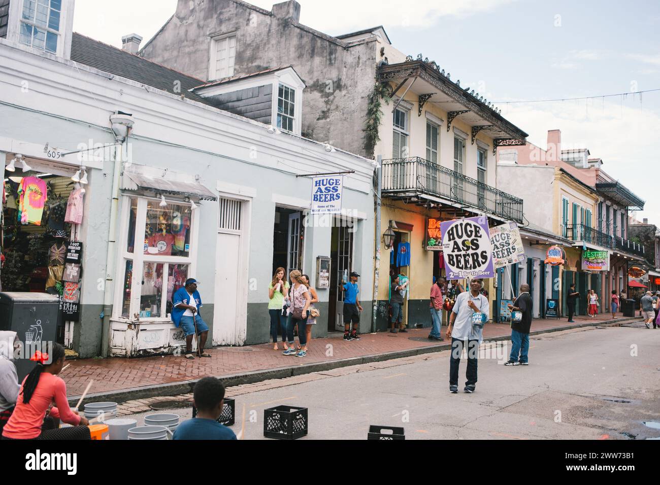 I turisti camminano per Bourbon Street a New Orleans il 2017 luglio Foto Stock