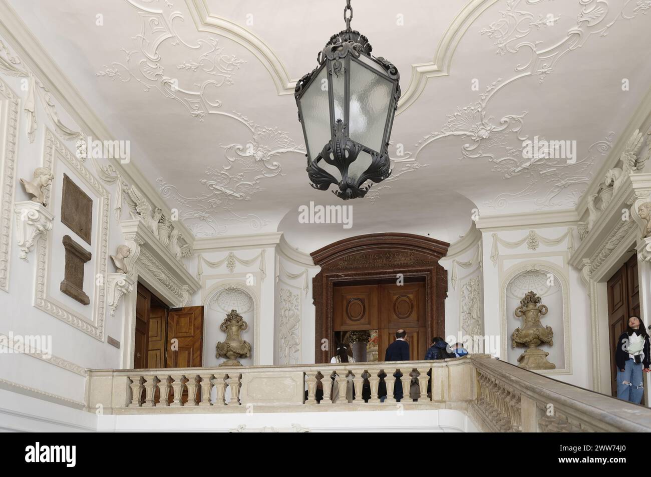 Vienna, Austria. La sala di stato barocca della Biblioteca Nazionale austriaca nella Hofburg di Vienna ospitava la biblioteca di corte. Pietre con iscrizioni dell'epoca romana Foto Stock