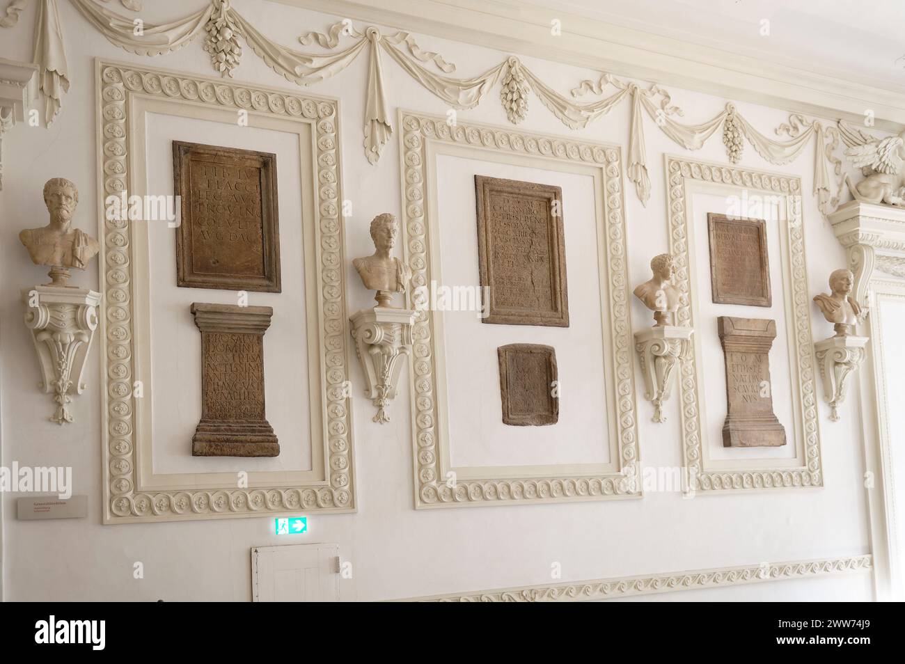 Vienna, Austria. La sala di stato barocca della Biblioteca Nazionale austriaca nella Hofburg di Vienna ospitava la biblioteca di corte. Pietre con iscrizioni dell'epoca romana Foto Stock